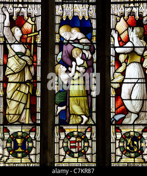 Feine Glasmalerei Fenster Triptychon idealisierende mütterliche Tugenden in der Kirche St. Morwenna und St. Johannes der Täufer Morwenstow Stockfoto
