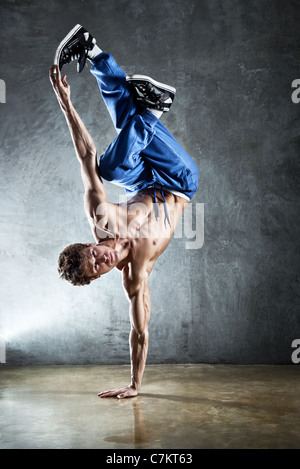 Starken Jüngling Breakdance. Stockfoto