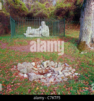 Quelle der Themse bei Thameshead, Gloucestershire, Großbritannien – fotografiert 1969, bevor die Statue des alten Vaters der Themse 1974 nach Lechlade verlegt wurde. Stockfoto