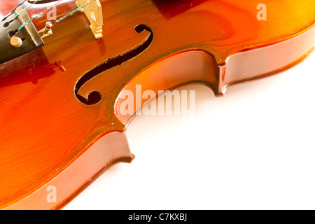 Geige hautnah isoliert auf weißem Hintergrund. Stockfoto