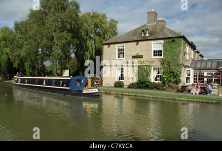 Narrowboat Grand Union Canal, Stoke Bruerne Navigation Inn weitergeben Stockfoto