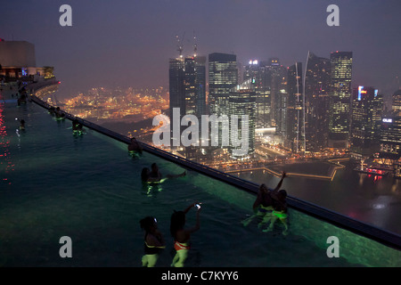 Menschen schwimmen im Infinity-Pool der Skypark auf die Marina Bay Sands Hotel Towers in Singapur Stockfoto