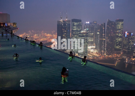 Menschen schwimmen im Infinity-Pool der Skypark auf die Marina Bay Sands Hotel Towers in Singapur Stockfoto