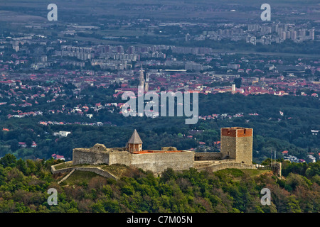 Burg Medvedgrad & kroatische Hauptstadt Zagreb von Medvednica Berg - Altar des Vaterlandes Stockfoto