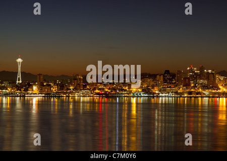 Seattle Washington Stadt Skyline Reflexion am Puget Sound im Morgengrauen Stockfoto
