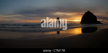 Sonnenuntergang über Haystack Rock auf Cannon Beach an der Küste von Oregon Stockfoto