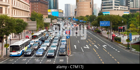 Stau gestoppt durch eine Ampel in Shanghai, China Stockfoto