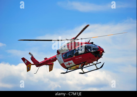 Ein Schweizer Rettungshubschrauber der Rega-Organisation vor einem strahlend blauen Himmel Stockfoto