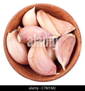 Knoblauch in einer Holzschale isoliert auf weißem Hintergrund Stockfoto