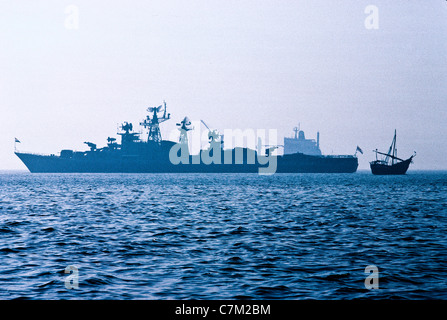 Neue und alte - Marineschiff, Frachtschiff und einer hölzernen Dhau im arabischen Meer Offshore-Mumbai (früher Bombay), Indien Stockfoto