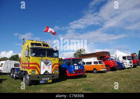 Line-up von klassischen LKW und Transportern bei Stoke vorherige Steam Rally. Sonnenschein, blauer Himmel, helle Lackierung. Kanadischen Kenworth am nächsten. Stockfoto