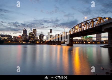 Portland Oregon Skyline und Hawthorne Bridge Over Willamette River bei Sonnenuntergang Stockfoto