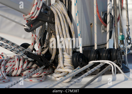 Nahaufnahme von verschiedenen Takelage Seile auf einer Yacht. Stockfoto