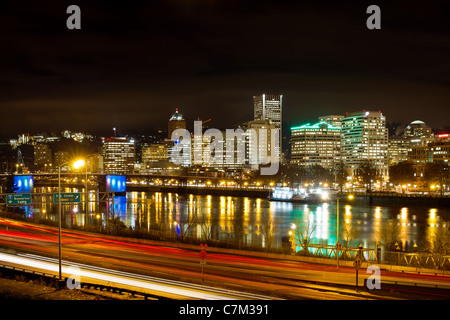 Portland Oregon Küste Skyline entlang Willamette River bei Nacht Stockfoto