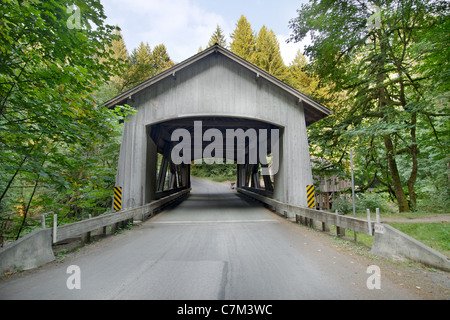 Gedeckte Holzbrücke über den Cedar Creek entlang Lewis River im US-Bundesstaat Washington Stockfoto