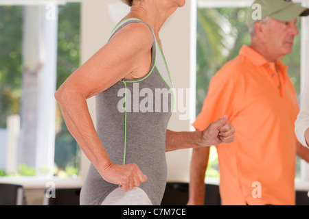 Paar tun Cardio-Training in einem Fitnessstudio Stockfoto