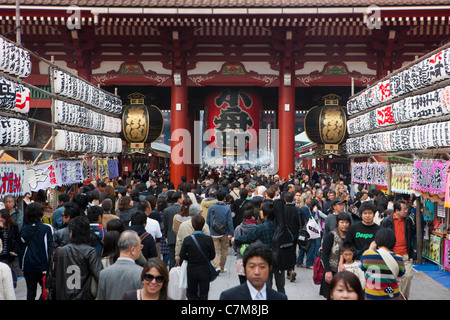 Einkaufsstraße führt zum Senso-Ji Tempel in Asakusa Stockfoto