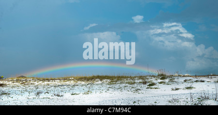 Regenbogen am Horizont entlang des Strandes in Navarre Beach Florida Stockfoto