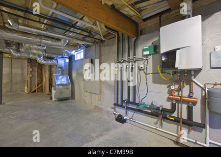 Heizung und Klimaanlage, Photovoltaik-Wechselrichter und tankless Warmwasser-System im Keller des Green-Technologie-Home Stockfoto