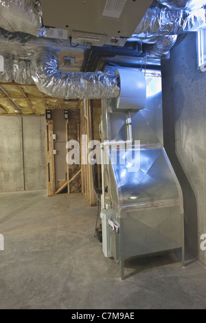 Zentrale Klimaanlage im Keller des Green-Technologie-Home Stockfoto