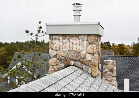 Licht reflektierende Dach und Energie effiziente Schornstein des Green-Technologie-Home Stockfoto