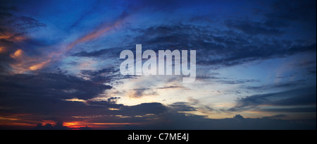 Erstaunlichen Himmel bei Sonnenuntergang. Panorama-Aufnahme. Stockfoto