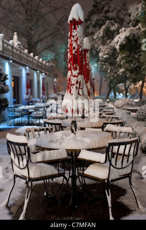 Schnee bedeckte Tische im Winter in einem Hotel in Hangzhou Stockfoto
