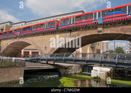 Limehouse Bögen und DLR-Zug, London, England Stockfoto