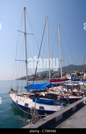 Yachten ankern an der Küste von der Stadt am Meer Stockfoto