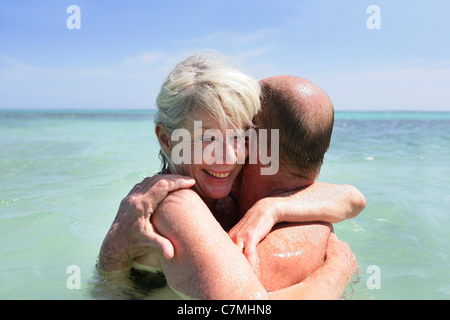 Älteres Ehepaar umfassend in das Meer Stockfoto