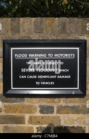 Flut-Warnschild am Chiswick Mall, an der Themse in London, england Stockfoto