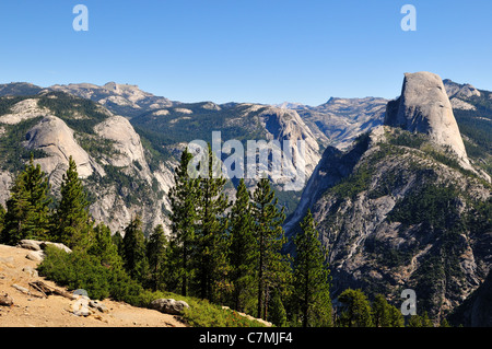 Blick auf den halben Kuppel und Yosemite Valley von Washburn Point. Yosemite Nationalpark, Kalifornien, USA. Stockfoto