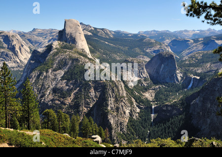 Blick auf den Half Dome und Vernal und Nevada fällt von Washburn Point. Yosemite Nationalpark, Kalifornien, USA. Stockfoto