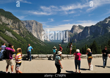 Touristen aus der ganzen Welt genießen Sie den Blick vom Tunnel View. Yosemite Nationalpark, Kalifornien, USA. Stockfoto