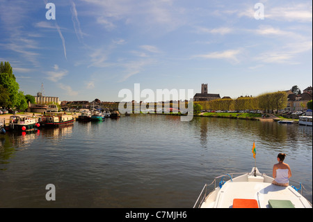 Die Kathedrale von Saint-Etienne in Auxerre, vom Fluss Yonne. Platz für Text in den Himmel. Stockfoto