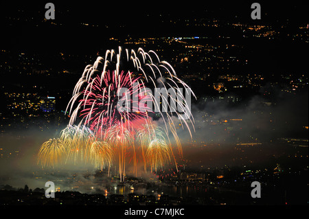 Feuerwerk in den Nachthimmel über Genf platzen. Entnommen aus einem hohen Punkt (der Saleve Berg) Blick hinunter auf die Stadt Stockfoto