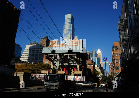 Blau Blick in den Himmel Fahrzeuge vorne East 60th Street 2nd Avenue Roosevelt Island Aerial Tramway Station, Manhattan, New York Stockfoto