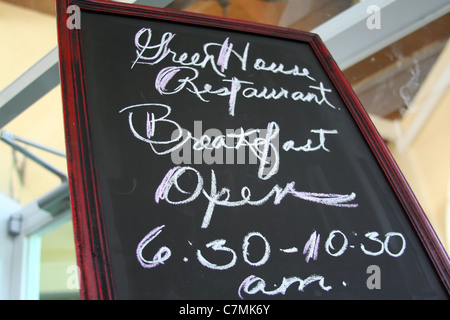 Tafel mit einem Restaurant-Zeitplan auf weiße Kreide. Stockfoto