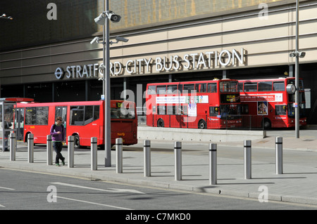 Single Decker & Double Decker roten Londoner Busse an Stratford City Bushaltestelle an der Westfield Shopping Center Stratford East London England Großbritannien Stockfoto