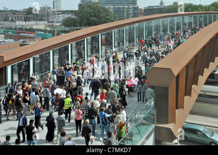 Massen von Menschen Käufer auf Fußgängerbrücke Link über die Eisenbahn aus Stratford Bahnhof zum Westfield Shopping Centre East London Newham England GB Stockfoto