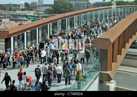 Masse der Leute die Käufer über die Fußgängerbrücke & Access Link aus Stratford Stadt zu Fuß über dem Bahnhof Westfield Shopping Center East London Stockfoto