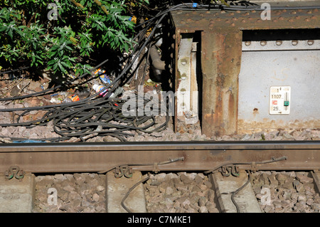 Bündel der elektrischen Kabel neben der Bahnstrecke anfällig für Schrott wert Essex England UK gestohlen zu werden. Stockfoto