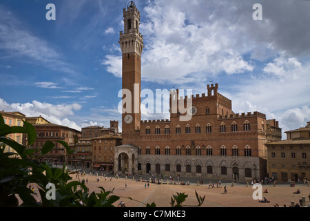 Piazza Il Campo Siena Italien Südfassade mit Palazzo Pubblico und Torre del Mangia im Sonnenlicht Stockfoto