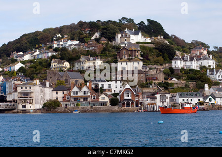 Rot-Trawler betritt Kingswear und Fluss Dart Kingswear, Dartmouth, Hafen, Devon, Oase-Mund, Fluss, Dart, Mündung, Stockfoto