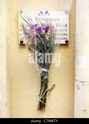 Blumen gestiftet von der Stadt von Paris für ein Zivilist getötet von den deutschen im zweiten Weltkrieg Stockfoto