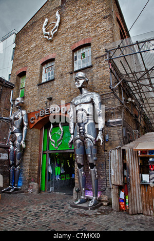 Metallische Statuen vor Cyber-Café, Camden Town, London, England Stockfoto