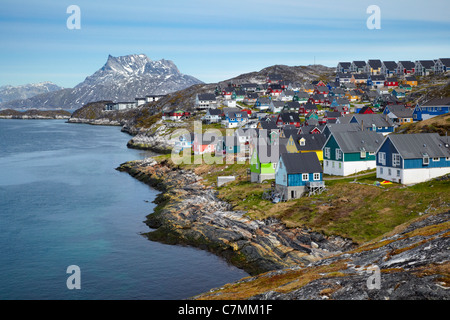 Häuser in Nuuk mit Sermitsiaq Berg im Hintergrund, Grönland Stockfoto