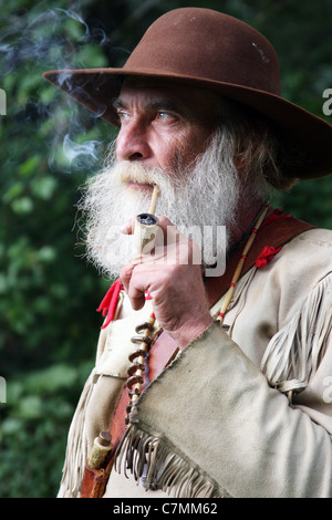 Eine frühe amerikanische Trapper raucht eine Pfeife Stockfoto