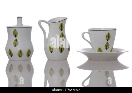 Kaffee auf weißen reflektierenden Hintergrund gesetzt. Stockfoto