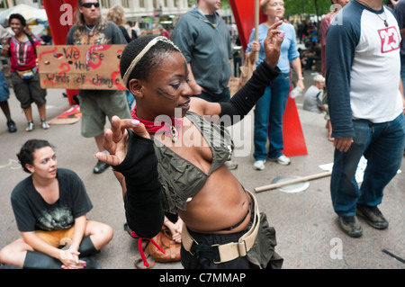 Occupy Wall Street Demonstranten am Broadway in der Nähe von Liberty Square (Zuccotti Park) Stockfoto